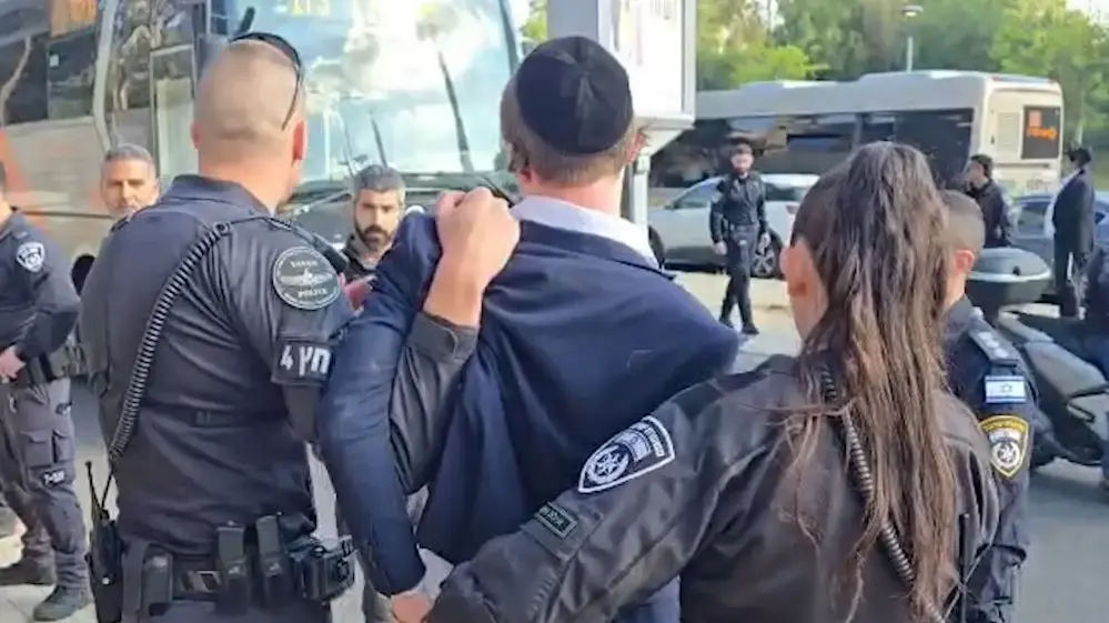 מפגינים נעצרו סמוך ללשכת הגיוס תל השומר, 12 באפריל 2026 מפגינים נעצרו סמוך ללשכת הגיוס תל השומר, 12 באפריל 2026