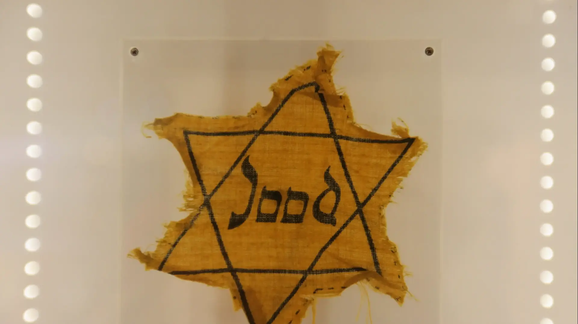 טלאי צהוב, המוזיאון היהודי, לונדון, בריטניה, 21 בינואר 2011
טלאי צהוב, המוזיאון היהודי, לונדון, בריטניה, 21 בינואר 2011