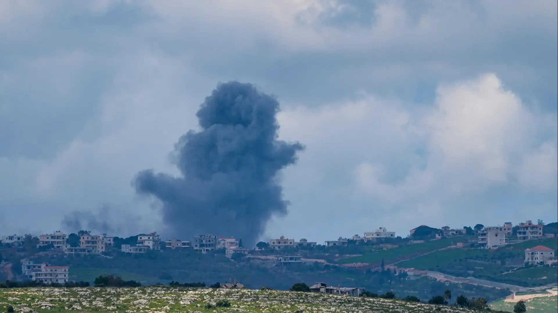 עשן מיתמר כתוצאה מתקיפות חיל האויר, לבנון, 12 באפריל 2026