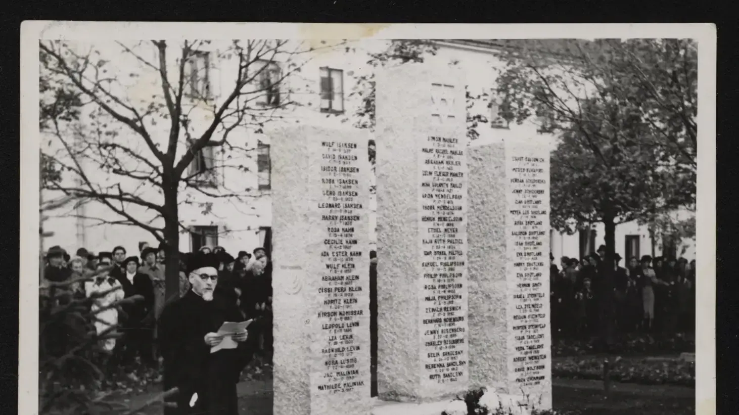 תצלום של הרב אברהם ישראל יעקבסון עומד ליד מצבה בבית הקברות היהודי,טרונדהיים, נורבגיה, 12/10/1947