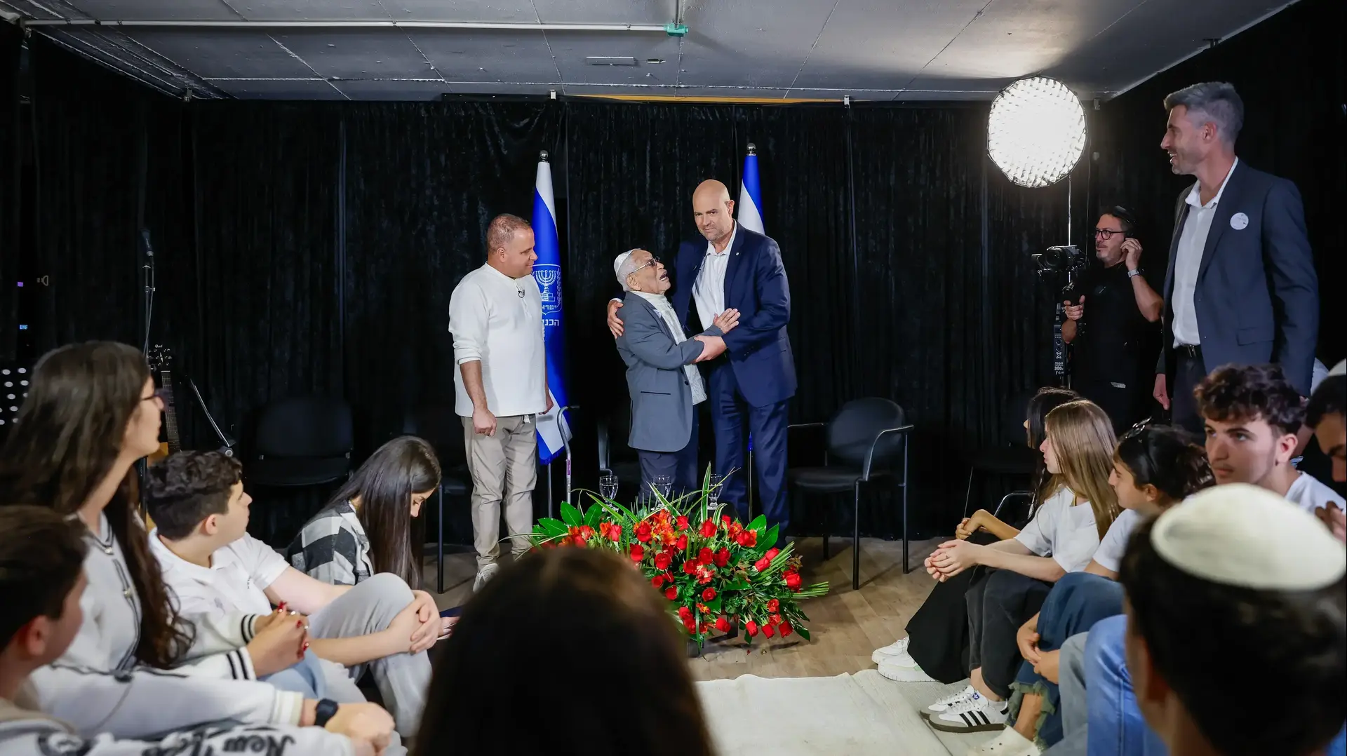 שורד השואה ישעיהו פויר עם יו"ר הכנסת אמיר אוחנה וראש עיריית אשקלון תומר גלאם שורד השואה ישעיהו פויר עם יו"ר הכנסת אמיר אוחנה וראש עיריית אשקלון תומר גלאם