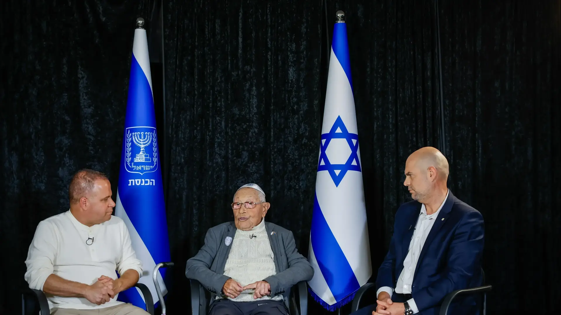 שורד השואה ישעיהו פויר עם יו"ר הכנסת אמיר אוחנה וראש עיריית אשקלון תומר גלאם