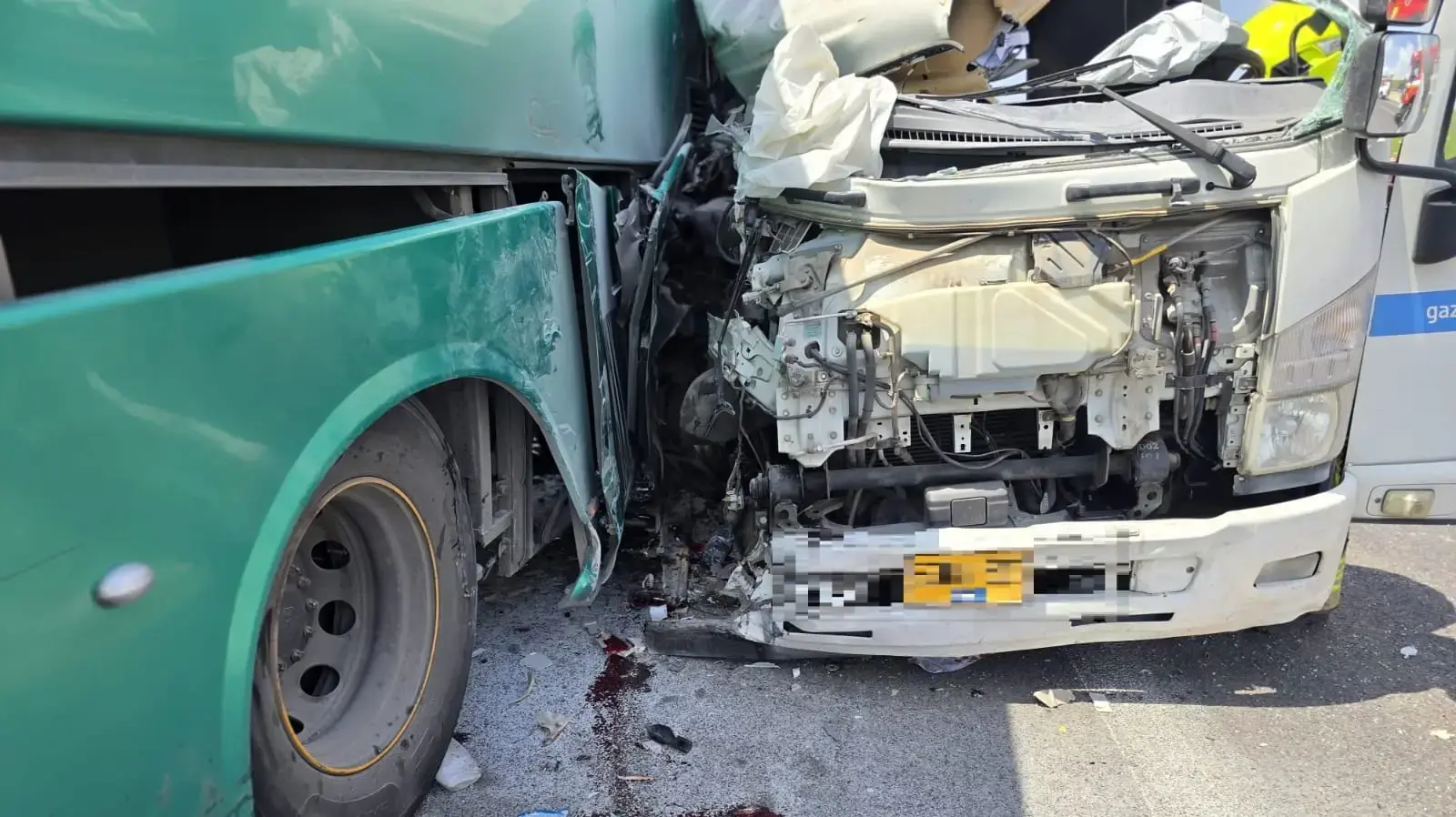 תאונת דרכים בין אוטובוס למשאית המובילה מכלי גז בכביש 1