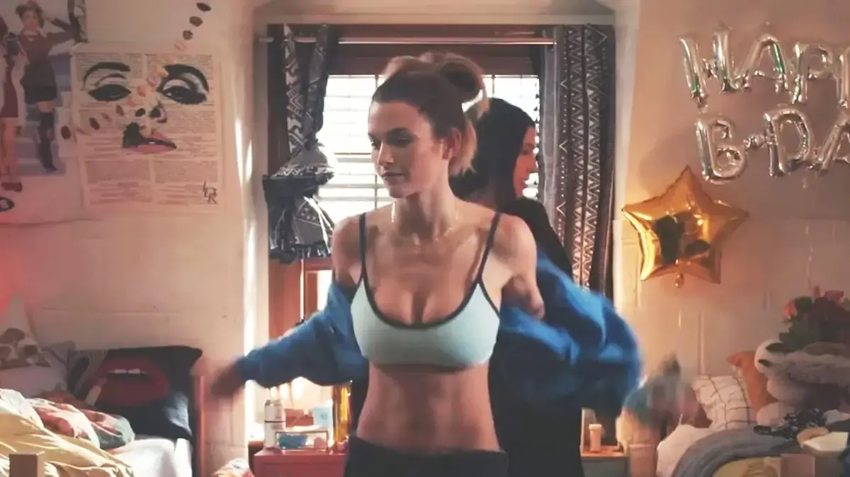קלואי איסט בסרט "שותפות" (Roomates) קלואי איסט בסרט "שותפות" (Roomates)