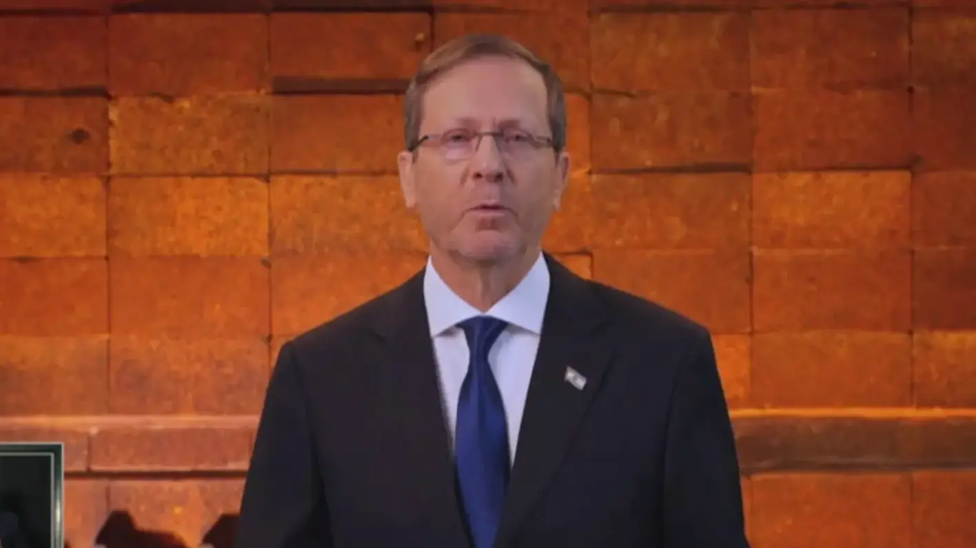 הנשיא הרצוג ב עצרת הפתיחה הממלכתית בכיכר גטו ורשה - יד ושם בסימן "המשפחה היהודית בשואה" הנשיא הרצוג ב עצרת הפתיחה הממלכתית בכיכר גטו ורשה - יד ושם בסימן "המשפחה היהודית בשואה"