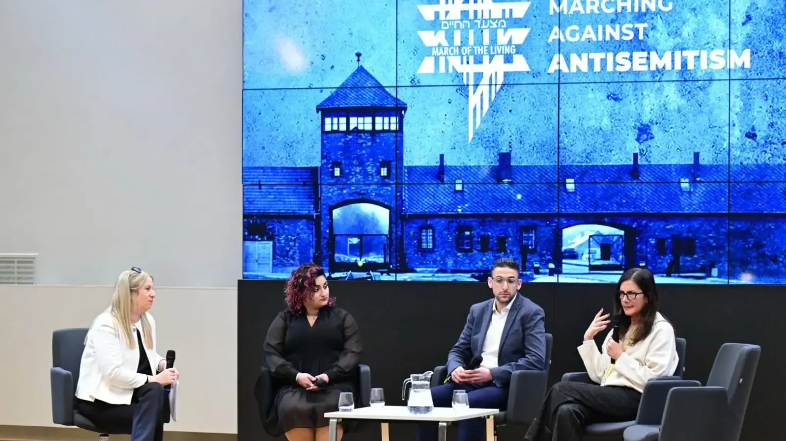 מימין לשמאל:
חנה אביסידון – ניצולת הפיגוע בבונדאי ביץ', אוסטרליה
יוני פינליי – ניצול הפיגוע במנצ'סטר, בריטניה
אבי תלמוד – ניצולת הפיגוע בוושינגטון די.סי, ארה"ב
רויטל יכין קרקובסקי, נשיאת מצעד החיים העולמי מטעם ישראל מימין לשמאל:
חנה אביסידון – ניצולת הפיגוע בבונדאי ביץ', אוסטרליה
יוני פינליי – ניצול הפיגוע במנצ'סטר, בריטניה
אבי תלמוד – ניצולת הפיגוע בוושינגטון די.סי, ארה"ב
רויטל יכין קרקובסקי, נשיאת מצעד החיים העולמי מטעם ישראל