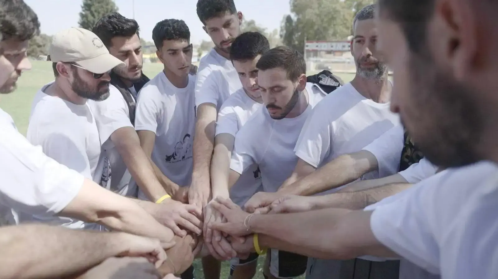מתוך הסרט התיעודי "שועלי כפר עזה" העוסק בקבוצת הכדורגל של קיבוץ כפר עזה לאחר טבח ה-7 באוקטובר מתוך הסרט התיעודי "שועלי כפר עזה" העוסק בקבוצת הכדורגל של קיבוץ כפר עזה לאחר טבח ה-7 באוקטובר