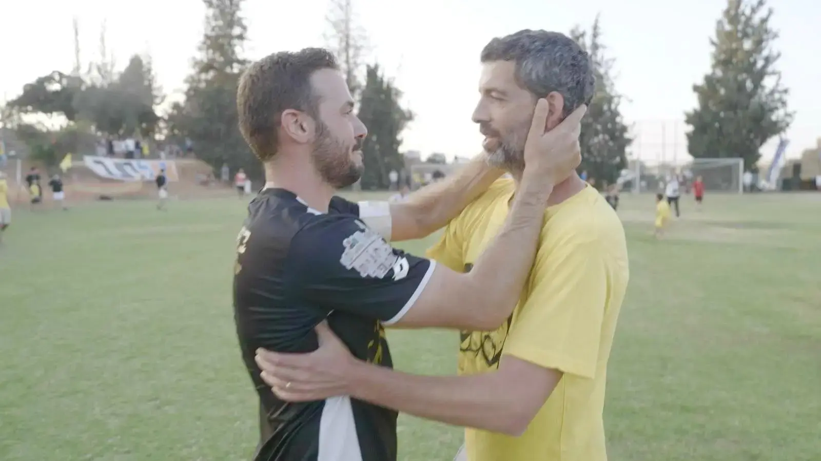 עידו שמריז לצד ינאי קציר, מאמן קבוצת הכדורגל של כפר עזה, מתוך הסרט התיעודי "שועלי כפר עזה" העוסק בקבוצת הכדורגל של קיבוץ כפר עזה לאחר טבח ה-7 באוקטובר עידו שמריז לצד ינאי קציר, מאמן קבוצת הכדורגל של כפר עזה, מתוך הסרט התיעודי "שועלי כפר עזה" העוסק בקבוצת הכדורגל של קיבוץ כפר עזה לאחר טבח ה-7 באוקטובר