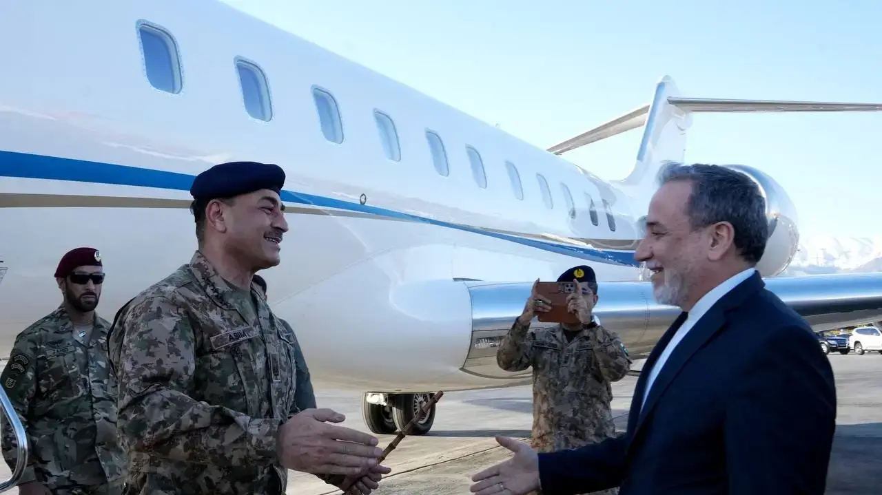 מפקד צבא פקיסטן, אסים מוניר, נחת בטהרן והתקבל על ידי שר החוץ של איראן עבאס עראקצ'י מפקד צבא פקיסטן, אסים מוניר, נחת בטהרן והתקבל על ידי שר החוץ של איראן עבאס עראקצ'י