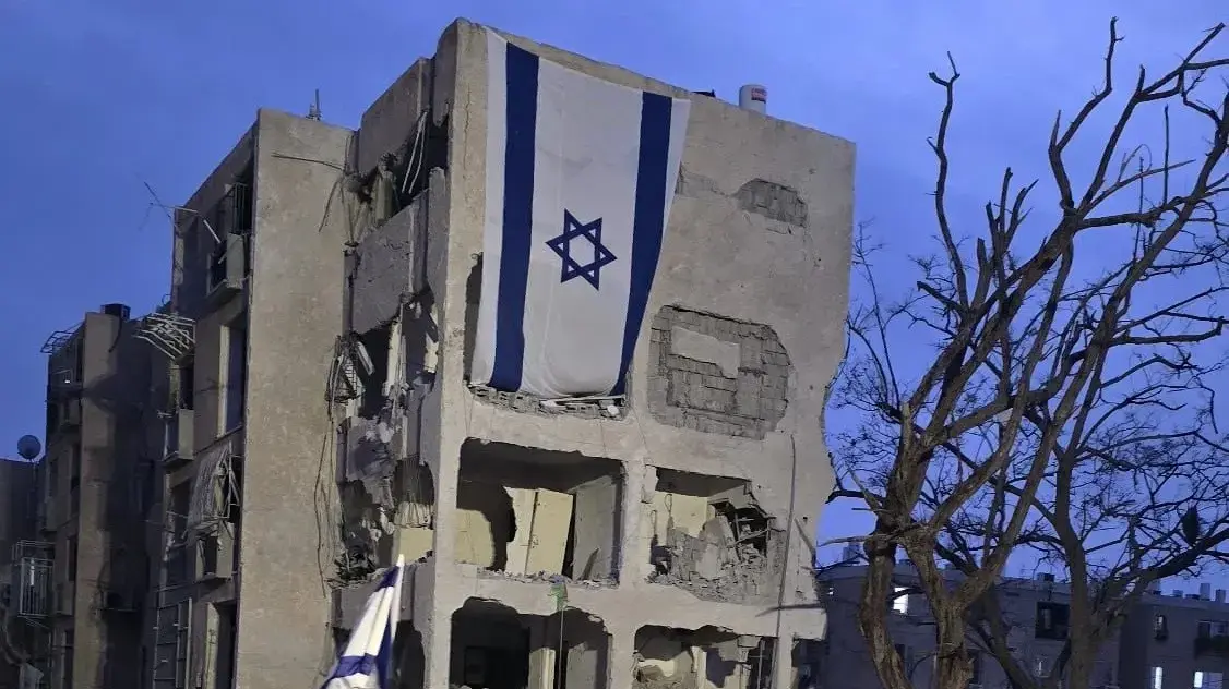 אחד המבנים שניזוקו מפגיעת הטיל האיראני בערד