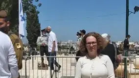 דלית אורבכר ליד קברו של אביה יצחק אורבכר דלית אורבכר ליד קברו של אביה יצחק אורבכר