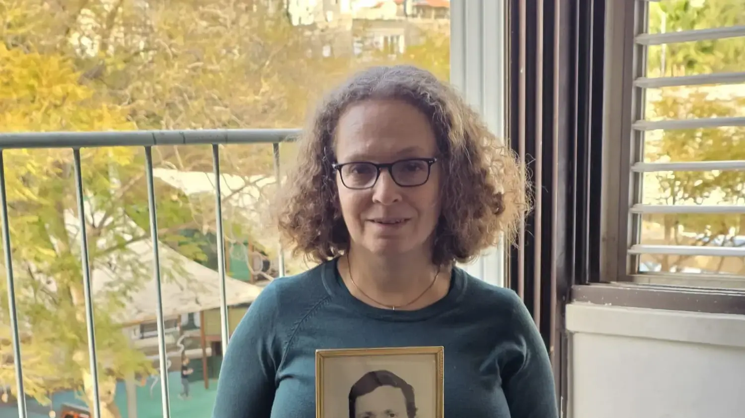דלית אורבכר עם תמונת אביה יצחק אורבכר