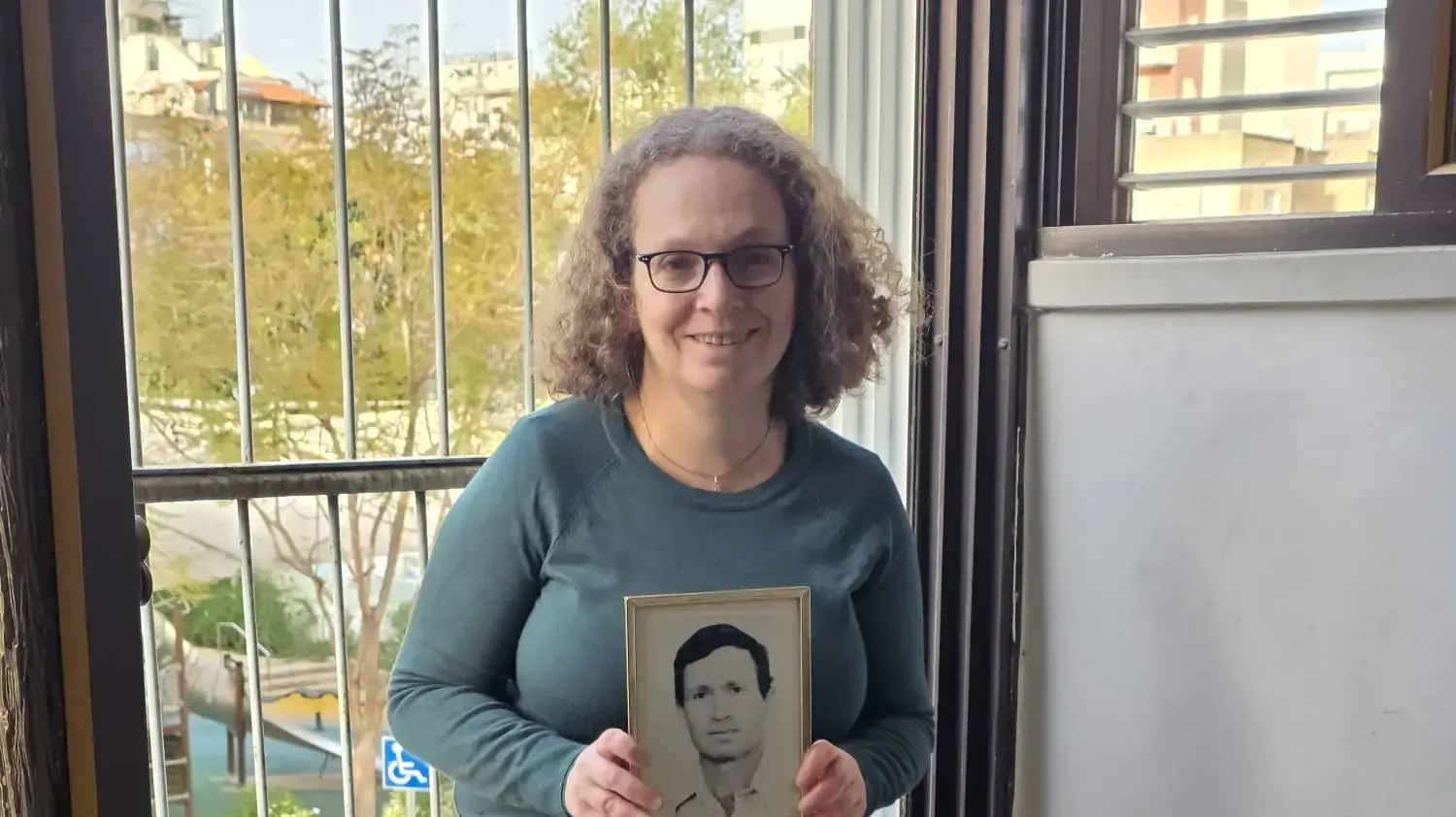 דלית אורבכר עם תמונת אביה יצחק אורבכר דלית אורבכר עם תמונת אביה יצחק אורבכר