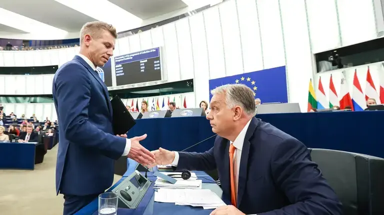 ראש ממשלת הונגריה לשעבר ויקטור אורבן וראש הממשלה הנבחר פטר מגיאר, מליאת האיחוד האירופי, אפריל 2026 ראש ממשלת הונגריה לשעבר ויקטור אורבן וראש הממשלה הנבחר פטר מגיאר, מליאת האיחוד האירופי, אפריל 2026