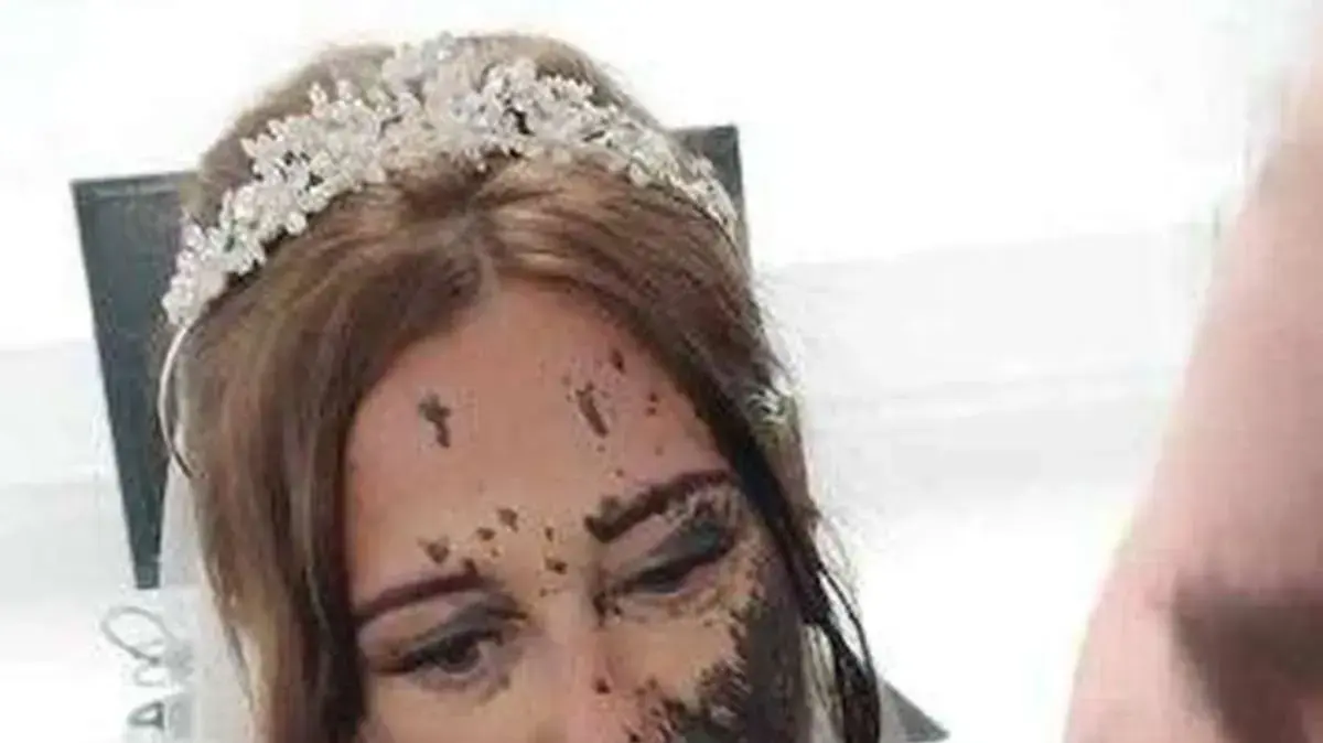 הכלה אחרי שהושלך עליה צבע שחור הכלה אחרי שהושלך עליה צבע שחור