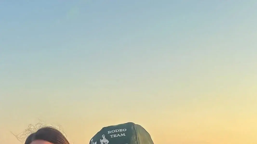 היילי ואחיה נואה בק. הוא עומד לככב בסרט, היא בדרך לכלא היילי ואחיה נואה בק. הוא עומד לככב בסרט, היא בדרך לכלא