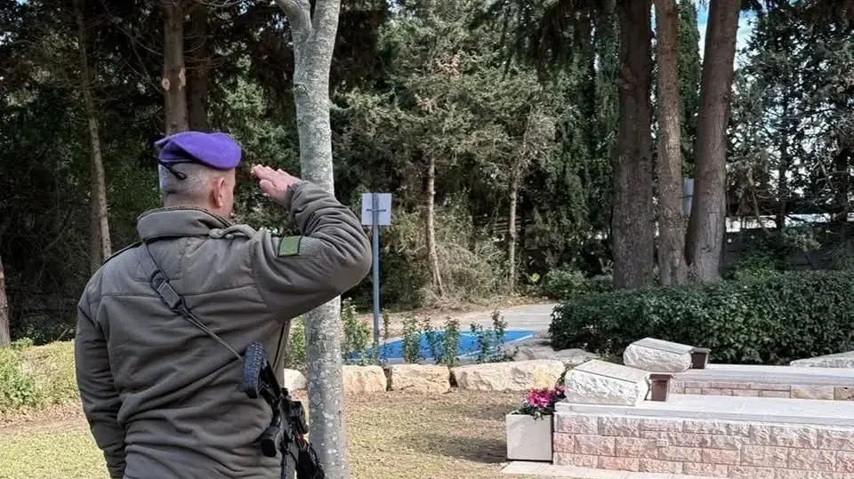ראש אגף המבצעים, אלוף איציק כהן, מצדיע מעל קברו של אל״מ אחסן דקסה ראש אגף המבצעים, אלוף איציק כהן, מצדיע מעל קברו של אל״מ אחסן דקסה