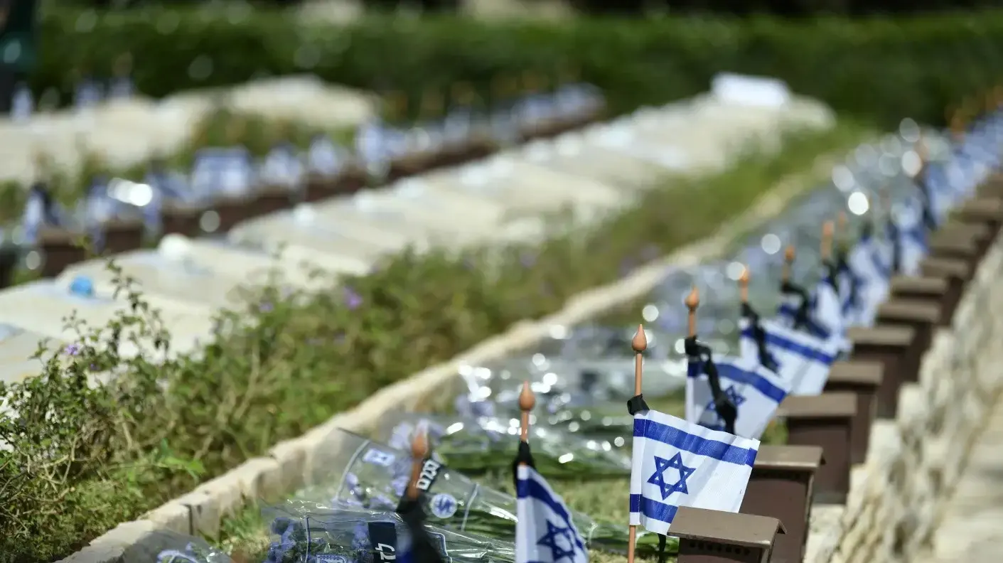 הכנות ליום הזיכרון לחללי צה"ל, בית עלמין נחלת יצחק, 20 באפריל 2026