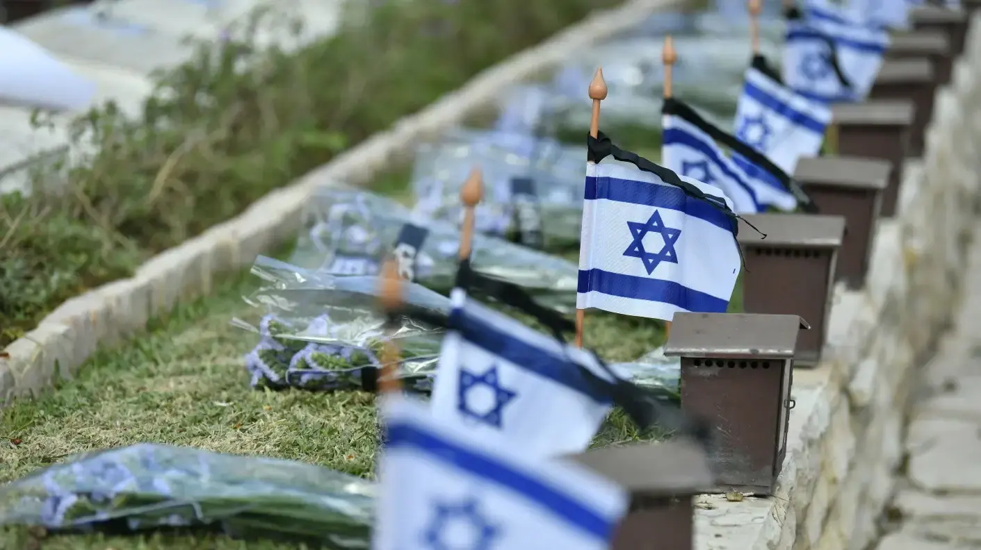 הכנות ליום הזיכרון לחללי צה"ל, בית עלמין נחלת יצחק, 20 באפריל 2026 הכנות ליום הזיכרון לחללי צה"ל, בית עלמין נחלת יצחק, 20 באפריל 2026
