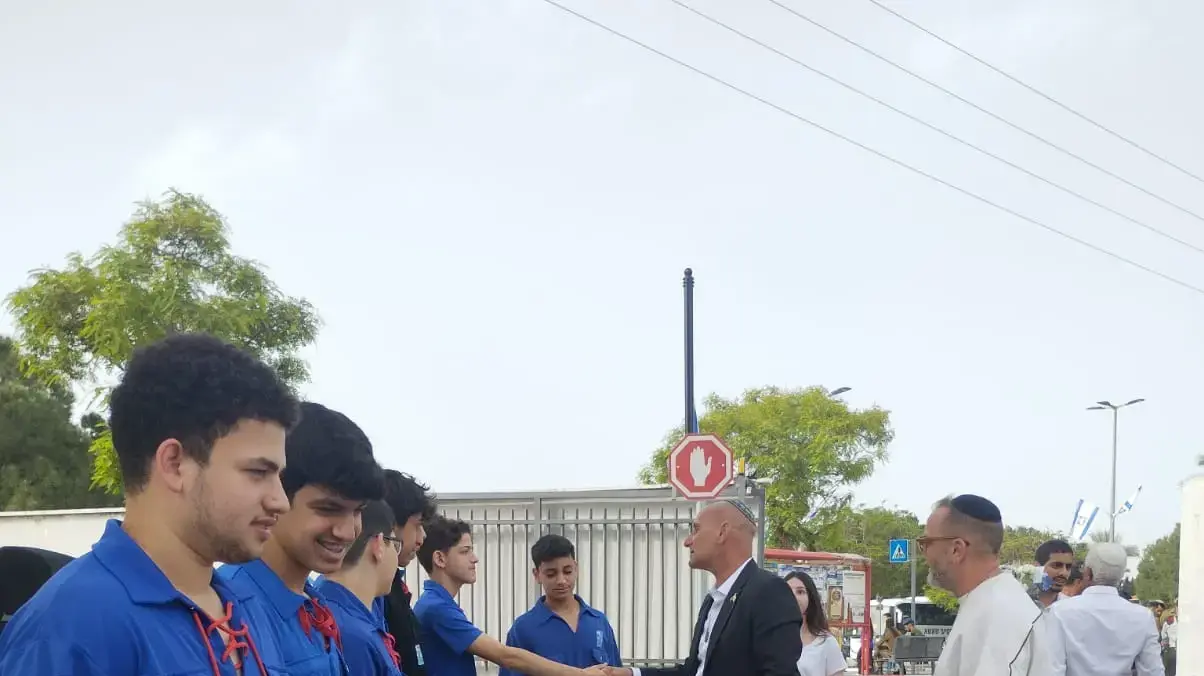 תנועת הנוער העובד והלומד מחלקים זרי פרחים בבתי קברות לציון יום הזיכרון לחללי צה"ל, 20 באפריל 2026 תנועת הנוער העובד והלומד מחלקים זרי פרחים בבתי קברות לציון יום הזיכרון לחללי צה"ל, 20 באפריל 2026