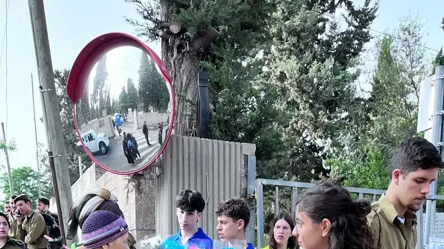 תנועת הנוער העובד והלומד מחלקים זרי פרחים בבתי קברות לציון יום הזיכרון לחללי צה"ל, 20 באפריל 2026 תנועת הנוער העובד והלומד מחלקים זרי פרחים בבתי קברות לציון יום הזיכרון לחללי צה"ל, 20 באפריל 2026