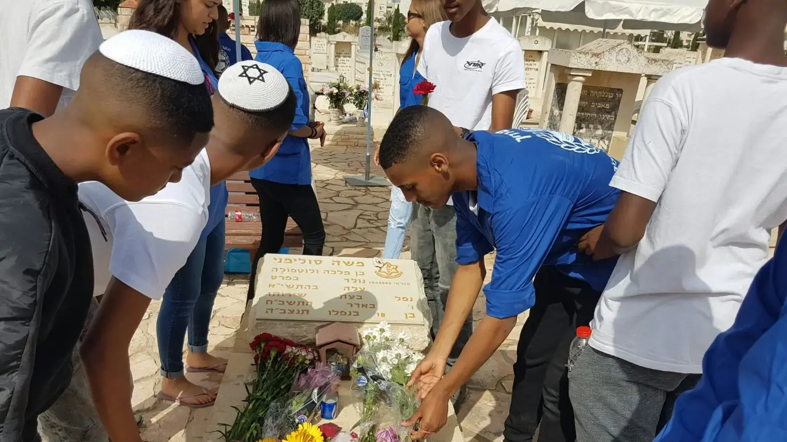 תנועת הנוער העובד והלומד מניחים זרי פרחים בבתי קברות לציון יום הזיכרון לחללי צה"ל, 20 באפריל 2026 תנועת הנוער העובד והלומד מניחים זרי פרחים בבתי קברות לציון יום הזיכרון לחללי צה"ל, 20 באפריל 2026