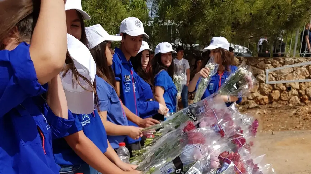 תנועת הנוער העובד והלומד מחלקים זרי פרחים בבתי קברות לציון יום הזיכרון לחללי צה"ל, 20 באפריל 2026