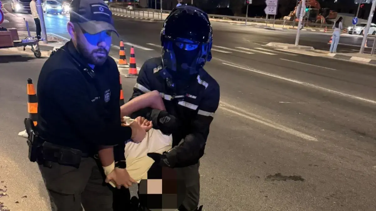 שריקות וקריאות שמחה במהלך טקס יום הזיכרון בעיר לוד