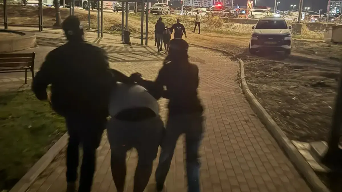 שריקות וקריאות שמחה במהלך טקס יום הזיכרון בעיר לוד שריקות וקריאות שמחה במהלך טקס יום הזיכרון בעיר לוד
