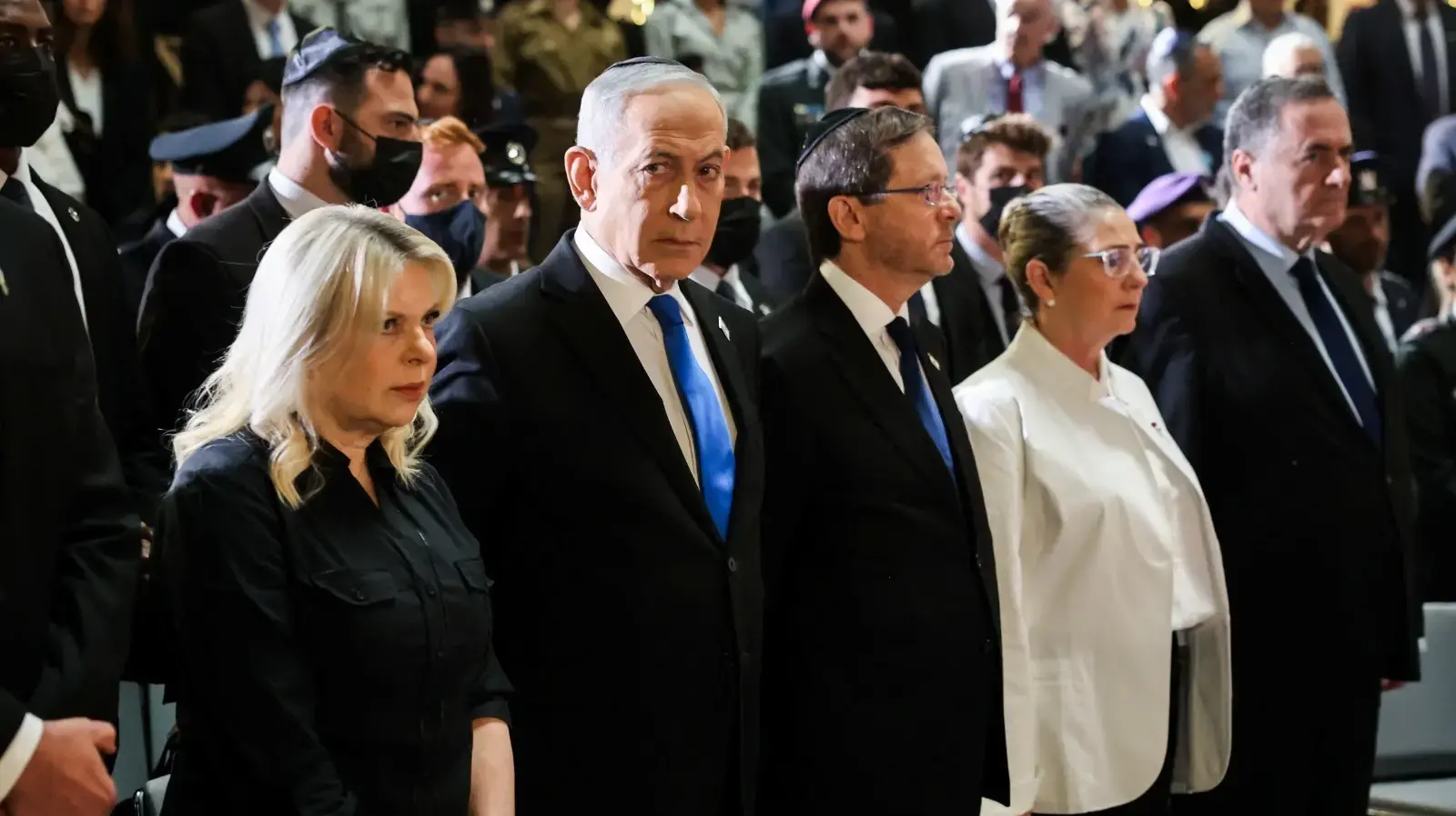 רה"מ בנימין נתניהו, שרה נתניהו, נשיא המדינה יצחק הרצוג, מיכל הרצוג, טקס יום הזיכרון לחללי צה"ל, הר הרצל, 21 באפריל 2026 רה"מ בנימין נתניהו, שרה נתניהו, נשיא המדינה יצחק הרצוג, מיכל הרצוג, טקס יום הזיכרון לחללי צה"ל, הר הרצל, 21 באפריל 2026