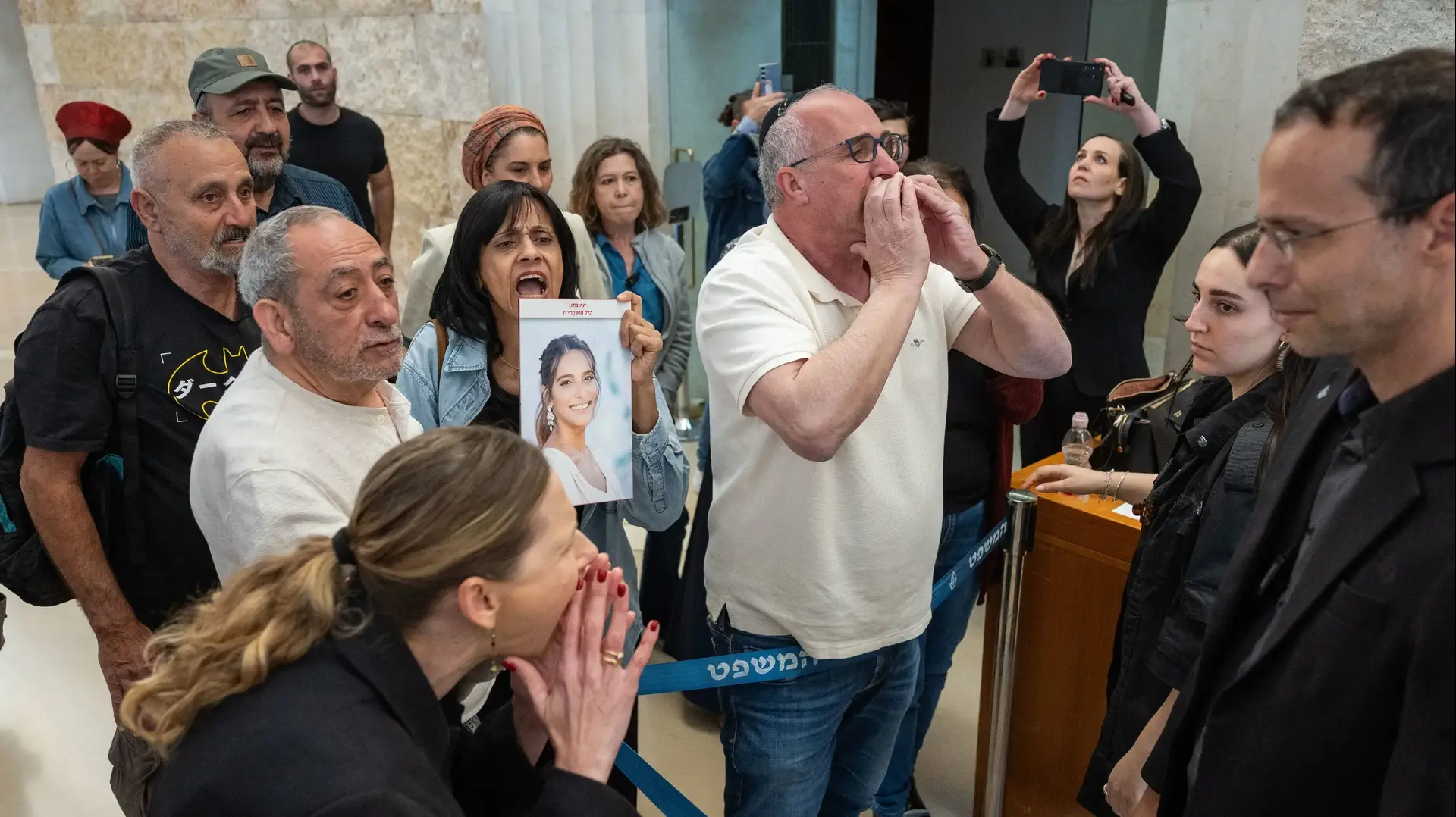 מהומה בזמן דיון בעתירה בדרישה להקים ועדת חקירה ממלכתית לאירועי 7 באוקטובר, ביהמ"ש העליון, 23 באפריל 2026 מהומה בזמן דיון בעתירה בדרישה להקים ועדת חקירה ממלכתית לאירועי 7 באוקטובר, ביהמ"ש העליון, 23 באפריל 2026