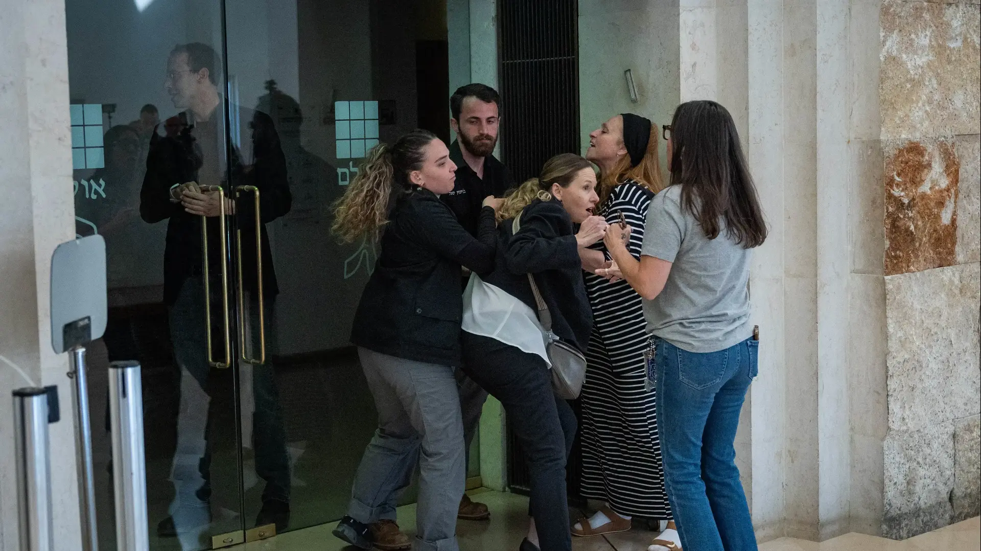 מהומה בזמן דיון בעתירה בדרישה להקים ועדת חקירה ממלכתית לאירועי 7 באוקטובר, ביהמ"ש העליון, 23 באפריל 2026 מהומה בזמן דיון בעתירה בדרישה להקים ועדת חקירה ממלכתית לאירועי 7 באוקטובר, ביהמ"ש העליון, 23 באפריל 2026