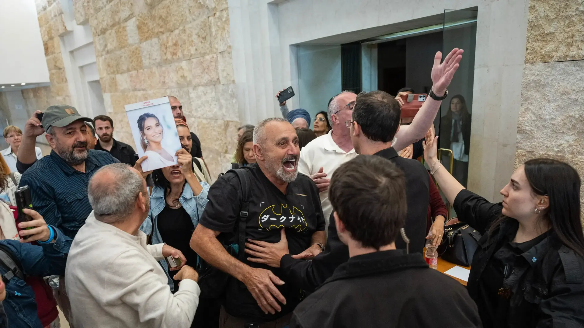 מהומה בזמן דיון בעתירה בדרישה להקים ועדת חקירה ממלכתית לאירועי 7 באוקטובר, ביהמ"ש העליון, 23 באפריל 2026 מהומה בזמן דיון בעתירה בדרישה להקים ועדת חקירה ממלכתית לאירועי 7 באוקטובר, ביהמ"ש העליון, 23 באפריל 2026