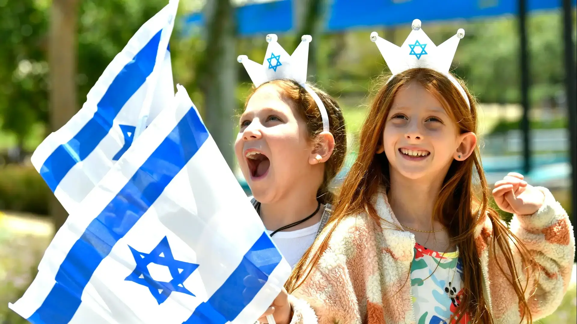 ילדים חוגגים את יום העצמאות עם דגל ישראל, 22 באפריל 2026 ילדים חוגגים את יום העצמאות עם דגל ישראל, 22 באפריל 2026