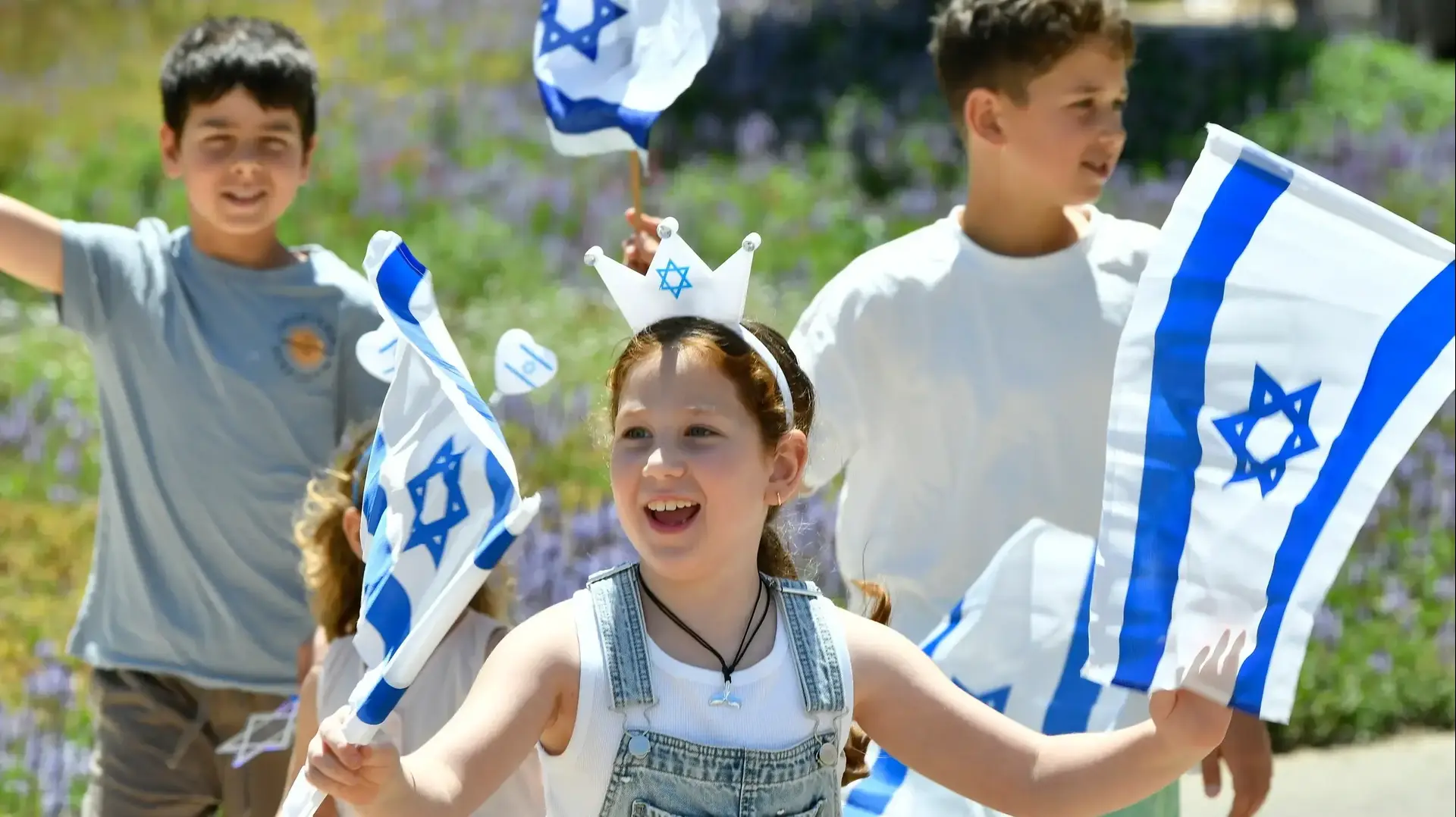ילדים חוגגים את יום העצמאות עם דגל ישראל, 22 באפריל 2026 ילדים חוגגים את יום העצמאות עם דגל ישראל, 22 באפריל 2026