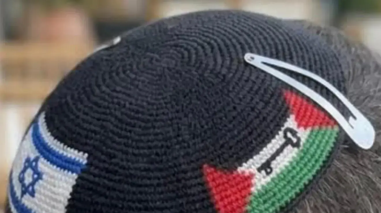 כיפה עליה רקומים דגלי ישראל ופלסטין שחבש ד״ר אלכס סינקלר, מרצה באוניברסיטה העברית כיפה עליה רקומים דגלי ישראל ופלסטין שחבש ד״ר אלכס סינקלר, מרצה באוניברסיטה העברית