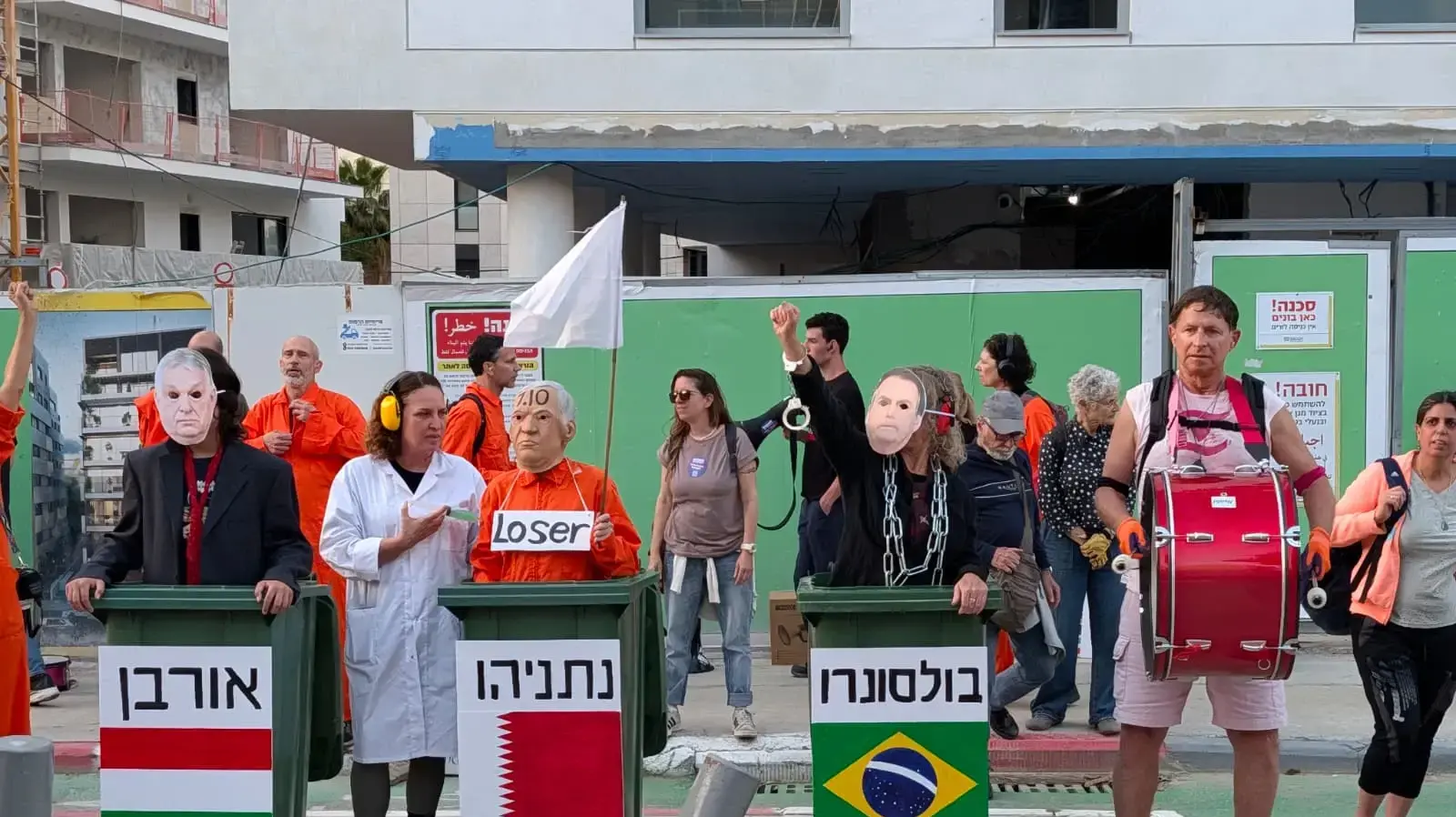 מחאה מול שגרירות הונגריה בתל אביב 25.4.26 מחאה מול שגרירות הונגריה בתל אביב 25.4.26