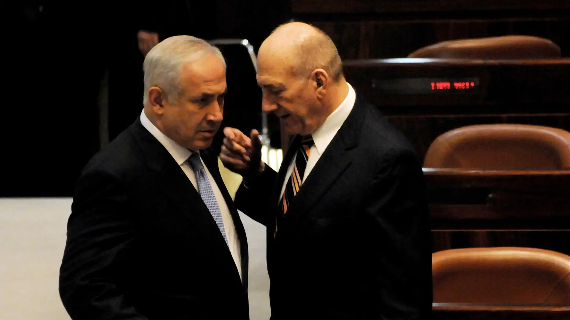 ראש הממשלה המיועד בנימין נתניהו משוחח עם ראש הממשלה היוצא אהוד אולמרט במהלך טקס ההשבעה של הקואליציה החדשה בראשות נתניהו בכנסת, 31 במרץ 2009 ראש הממשלה המיועד בנימין נתניהו משוחח עם ראש הממשלה היוצא אהוד אולמרט במהלך טקס ההשבעה של הקואליציה החדשה בראשות נתניהו בכנסת, 31 במרץ 2009