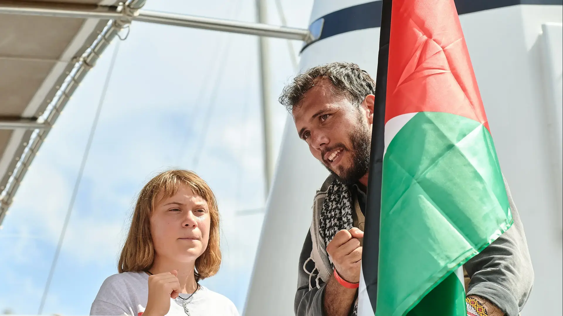 טיאגו אווילה יחד עם גרטה תונברג על המשט לעזה טיאגו אווילה יחד עם גרטה תונברג על המשט לעזה