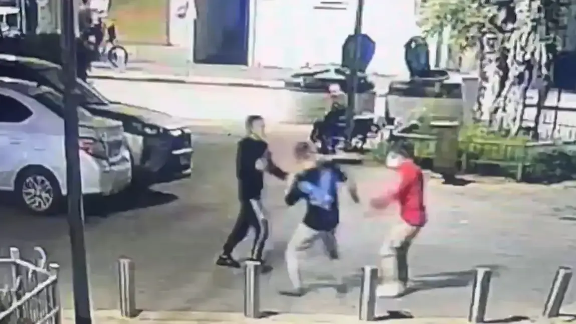 ביקשו סיגריה, סירב- והותקף: עובד זר הותקף באגרופים ובעיטות ע״י נערים בפ״ת ביקשו סיגריה, סירב- והותקף: עובד זר הותקף באגרופים ובעיטות ע״י נערים בפ״ת