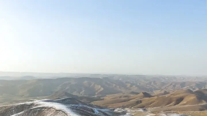 מורדות ערד. מדבר יהודה נצבע בלבן מורדות ערד. מדבר יהודה נצבע בלבן