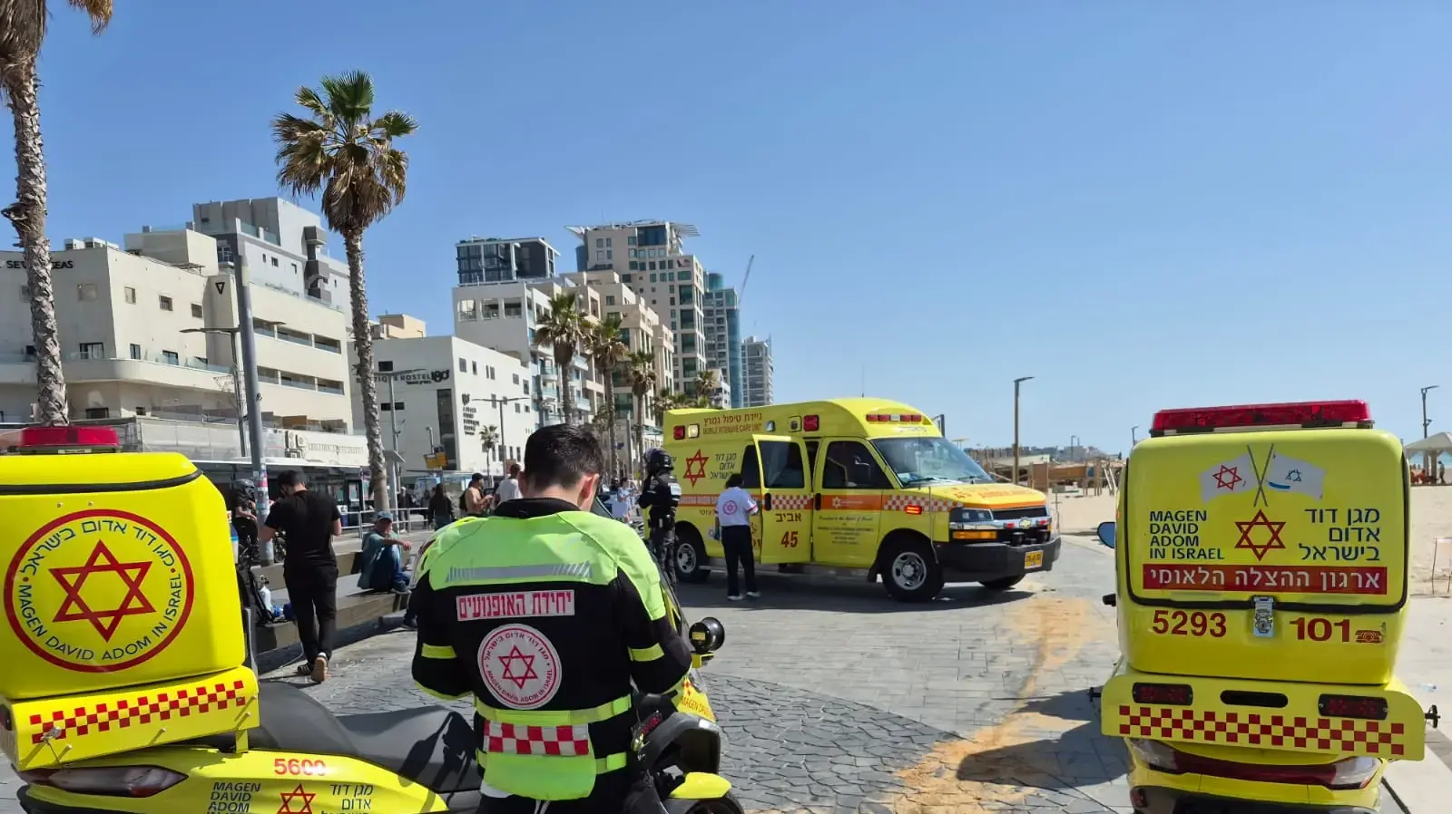בן 30 טבע בחוף בתל אביב, מצבו אנוש