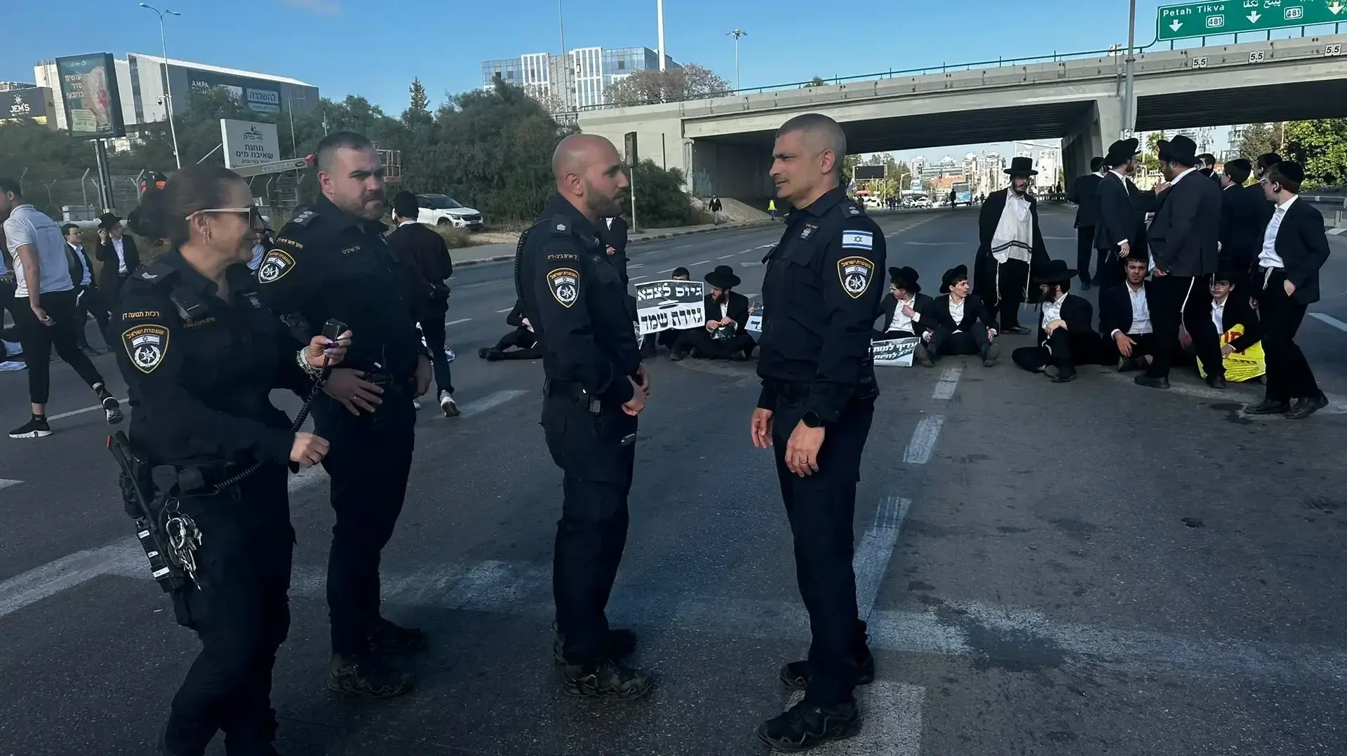 הפגנה בלתי חוקית בכביש 4 סמוך לבני ברק
הפגנה בלתי חוקית בכביש 4 סמוך לבני ברק