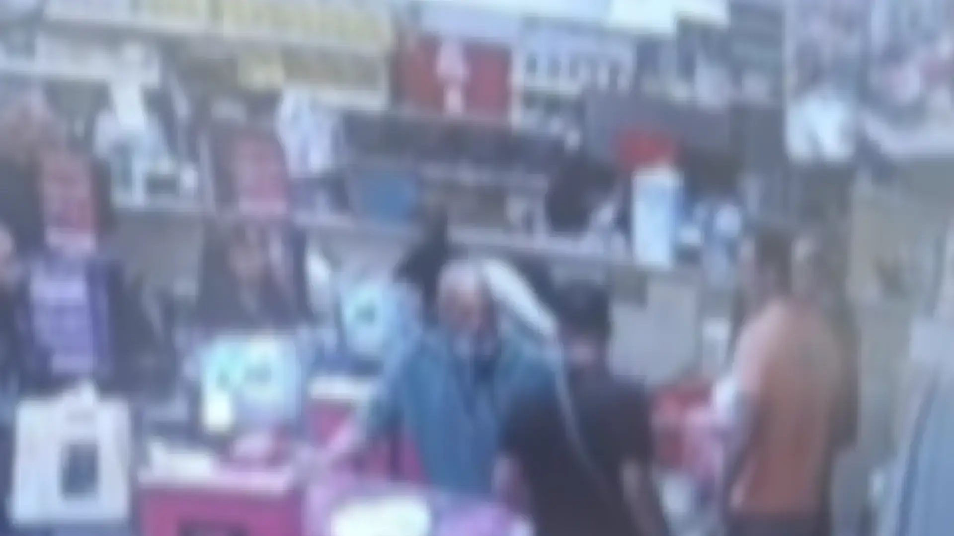 לקוח לא מרוצה של סופרמרקט רמי לוי השתולל ותקף עובדת