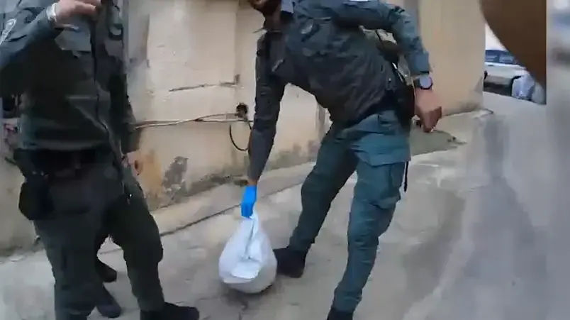 גבר השליך מחלון בית כרית שבתוכה הוסתר אקדח