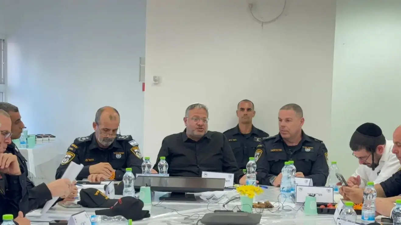 השר איתמר בן גביר בדיון עם המפכ"ל ונציגי פיקוד העורף השר איתמר בן גביר בדיון עם המפכ"ל ונציגי פיקוד העורף