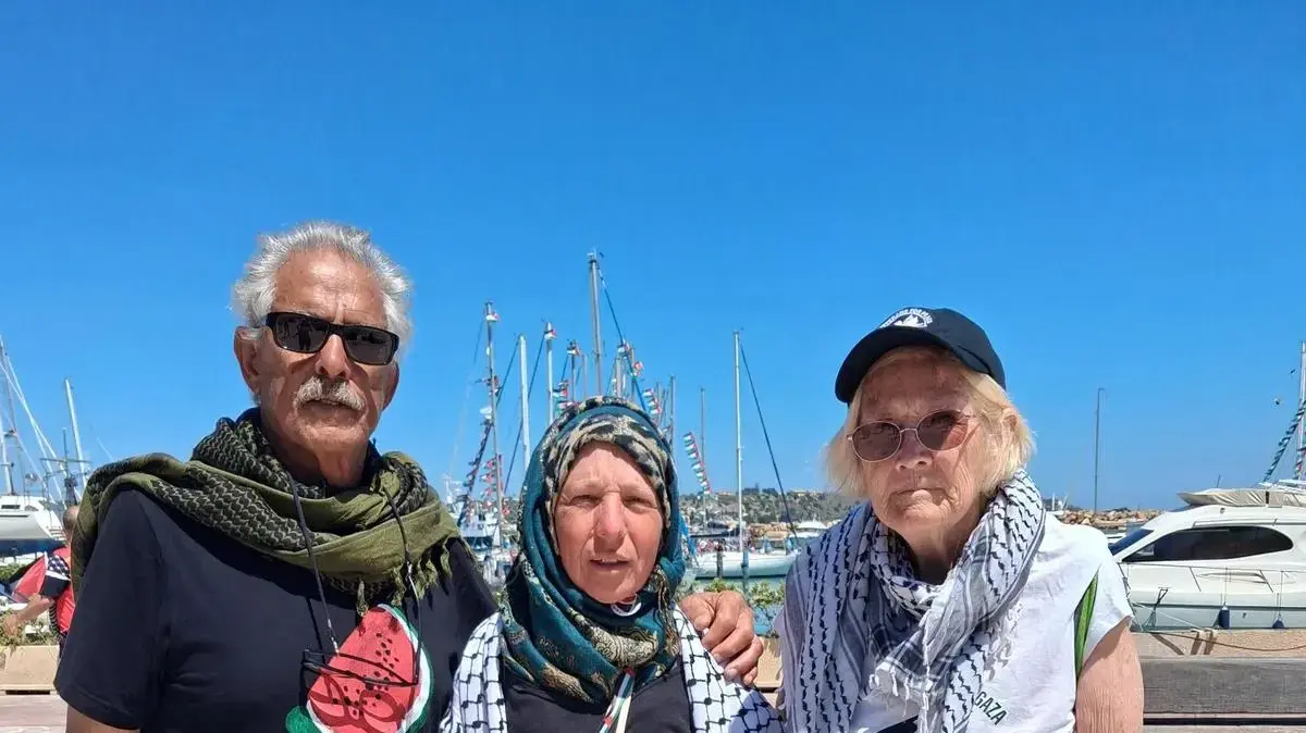 זוהר רגב עם בוב סוברי, אמריקאי שמחזיק בדרכון ישראלי ו-אן רייט, אחת הפעילות המרכזיות במשטים, קולונל בדימוס בצבא ארה״ב ולשעבר דיפלומטית בכירה במשרד החוץ האמריקאי זוהר רגב עם בוב סוברי, אמריקאי שמחזיק בדרכון ישראלי ו-אן רייט, אחת הפעילות המרכזיות במשטים, קולונל בדימוס בצבא ארה״ב ולשעבר דיפלומטית בכירה במשרד החוץ האמריקאי