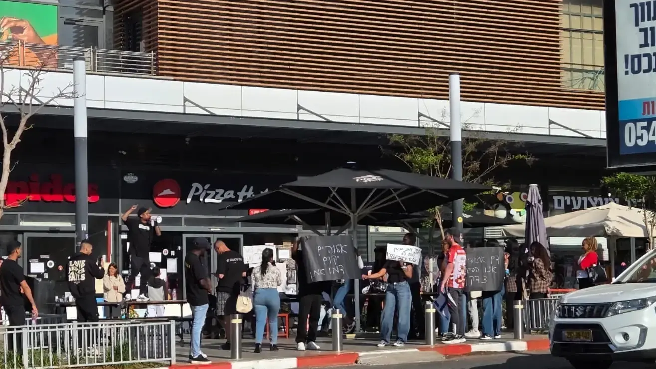 אלפי מבקרים בזירת הרצח של ימנו זלקה בפתח תקווה אלפי מבקרים בזירת הרצח של ימנו זלקה בפתח תקווה