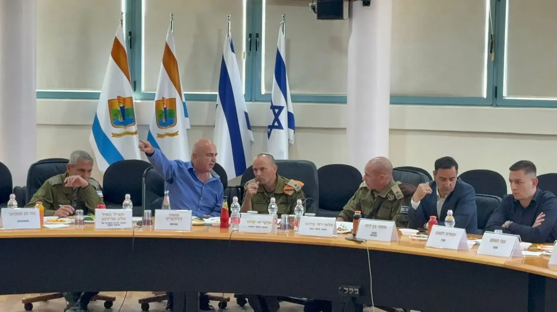 משה דוידוביץ ראש המועצה האזורית מטה אשר ויו"ר פורום קו העימות בסיום פגישת ראשי הרשויות עם אלוף פיקוד צפון ואלוף פיקוד העורף, 30 באפריל 2026 משה דוידוביץ ראש המועצה האזורית מטה אשר ויו"ר פורום קו העימות בסיום פגישת ראשי הרשויות עם אלוף פיקוד צפון ואלוף פיקוד העורף, 30 באפריל 2026