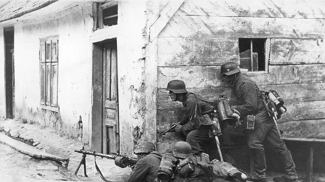 חיילים נאצים יורים במקלע
